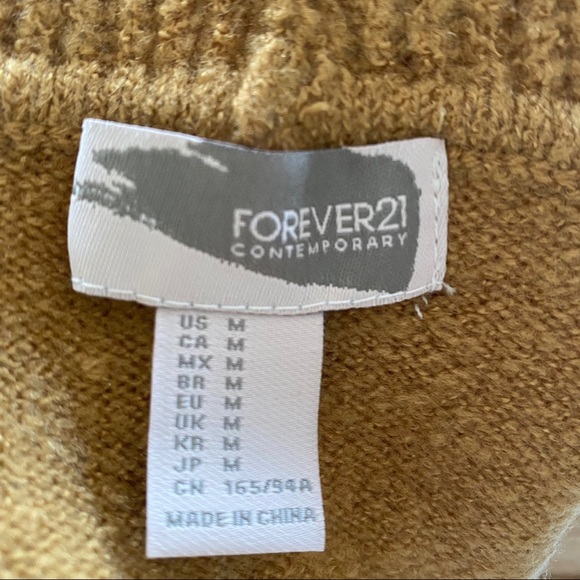 Sleeveless Turtleneck Cropped Top - Picture 2 of 4